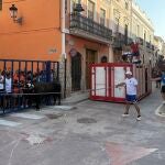 Laura Parejo, de verde, montada encima del camión en Turís