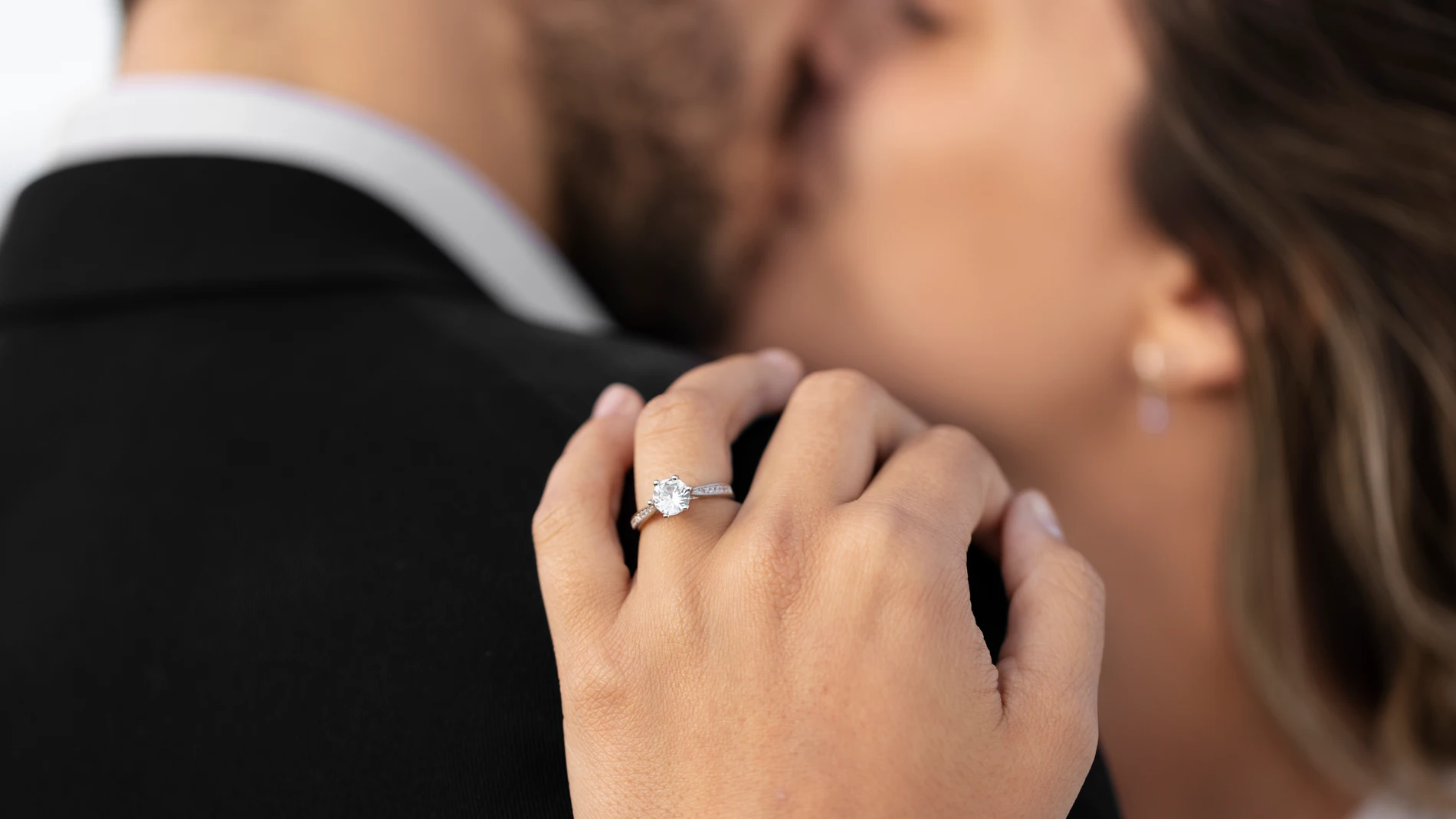 Pareja celebrando compromiso