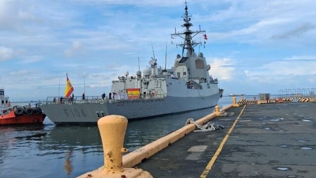 La fragata Méndez Núñez atracada en el puerto de Manila en su expedición de regreso a España
