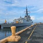 La fragata Méndez Núñez atracada en el puerto de Manila en su expedición de regreso a España