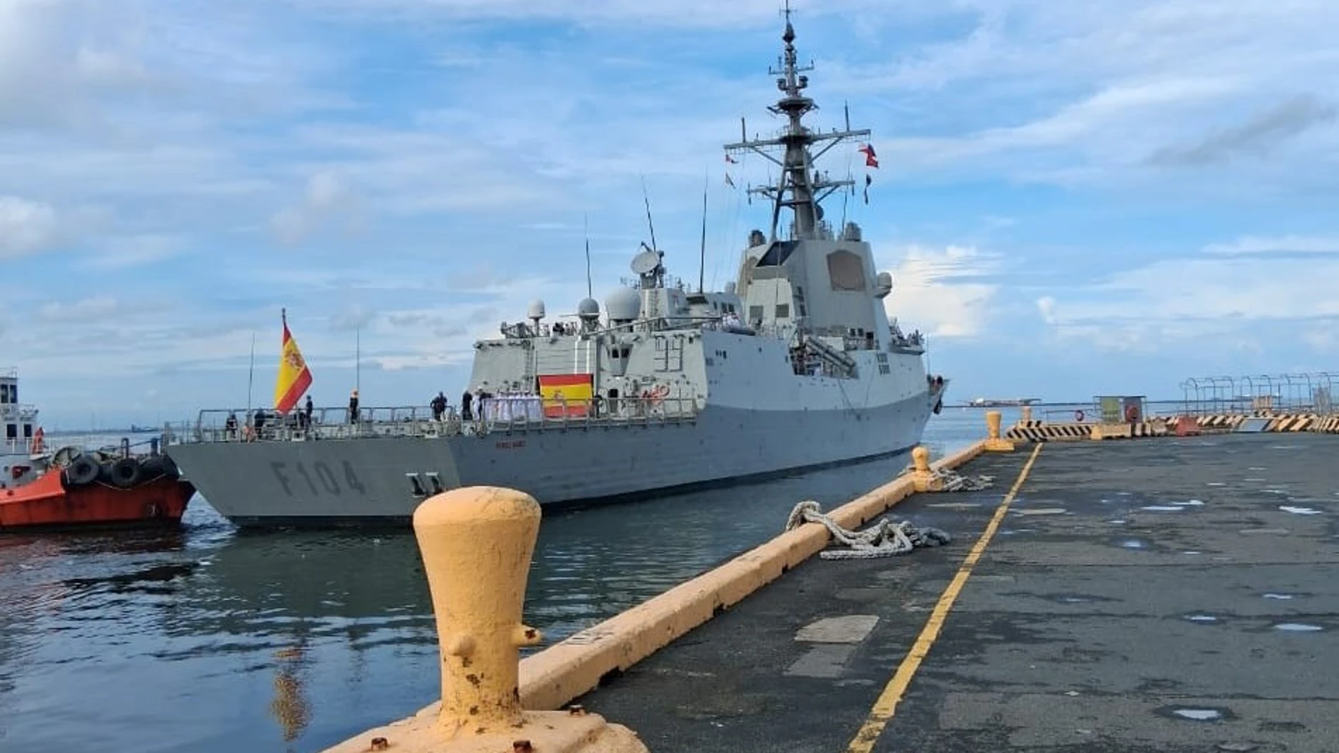 La fragata Méndez Núñez atracada en el puerto de Manila en su expedición de regreso a España