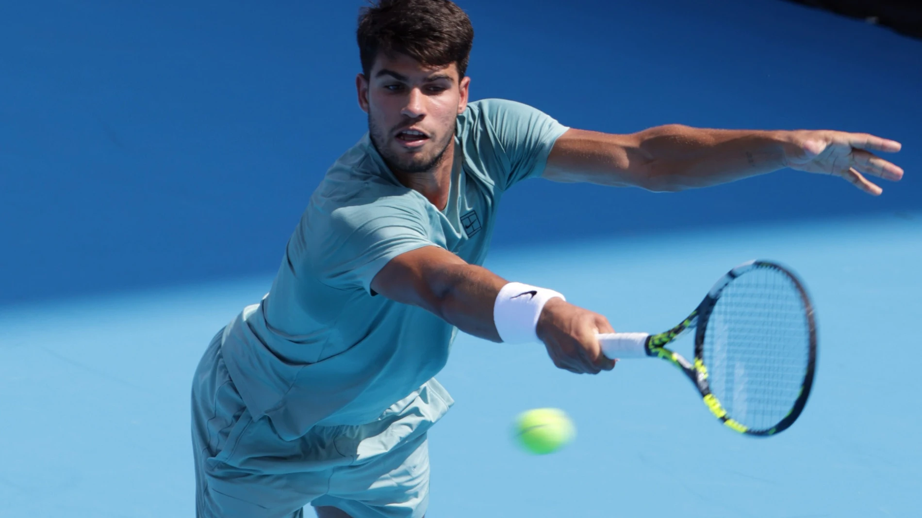 MASON (United States), 15/08/2025.- Carlos Alcaraz of Spain in action against Andrey Rublev of Russia during their men's singles quarter-final match of the Cincinnati Open at the Lindner Family Tennis Center in Mason Ohio, USA, 15 August 2025. (Tenis, Rusia, España) EFE/EPA/MARK LYONS