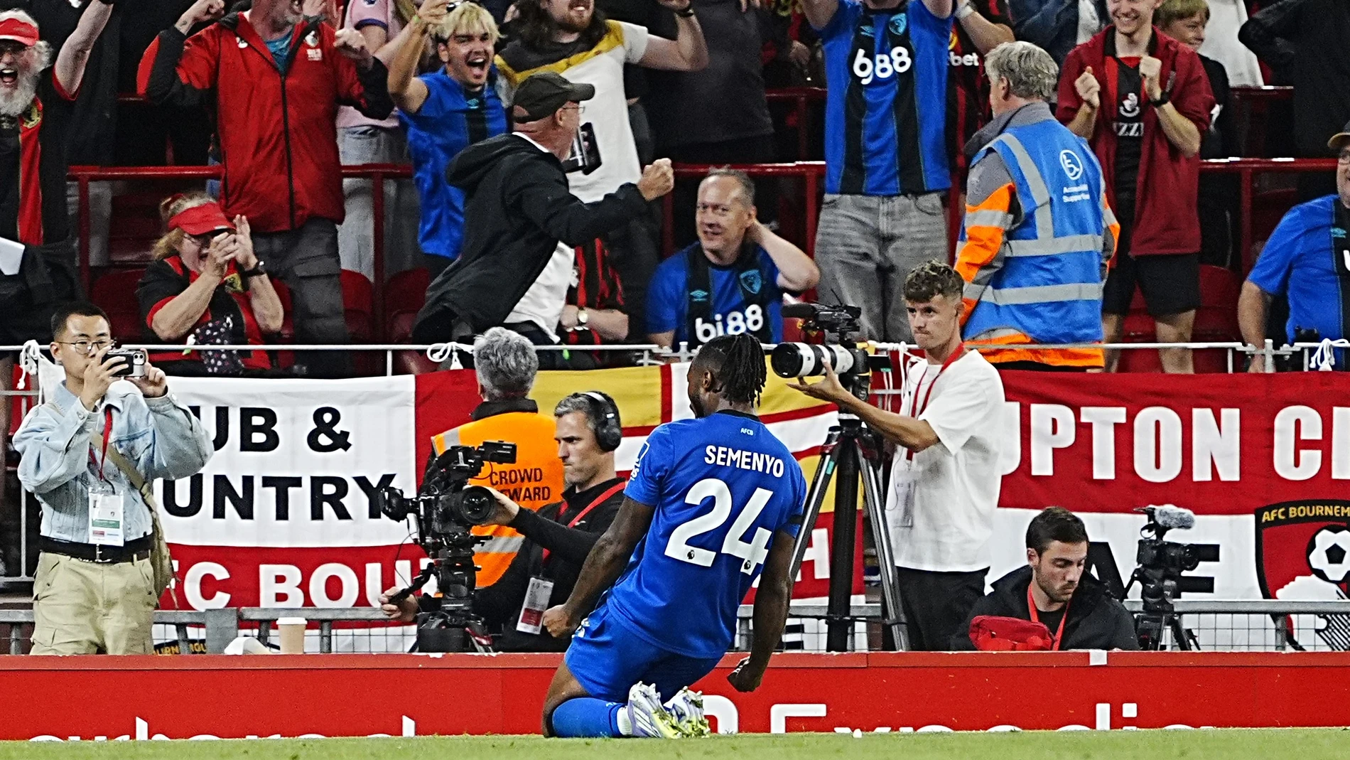 15 August 2025, United Kingdom, Liverpool: Bournemouth's Antoine Semenyo celebrates scoring his side's second goal during the English Premier League soccer match between Liverpool and Bournemouth at Anfield. Photo: Peter Byrne/PA Wire/dpa 15/08/2025 ONLY FOR USE IN SPAIN