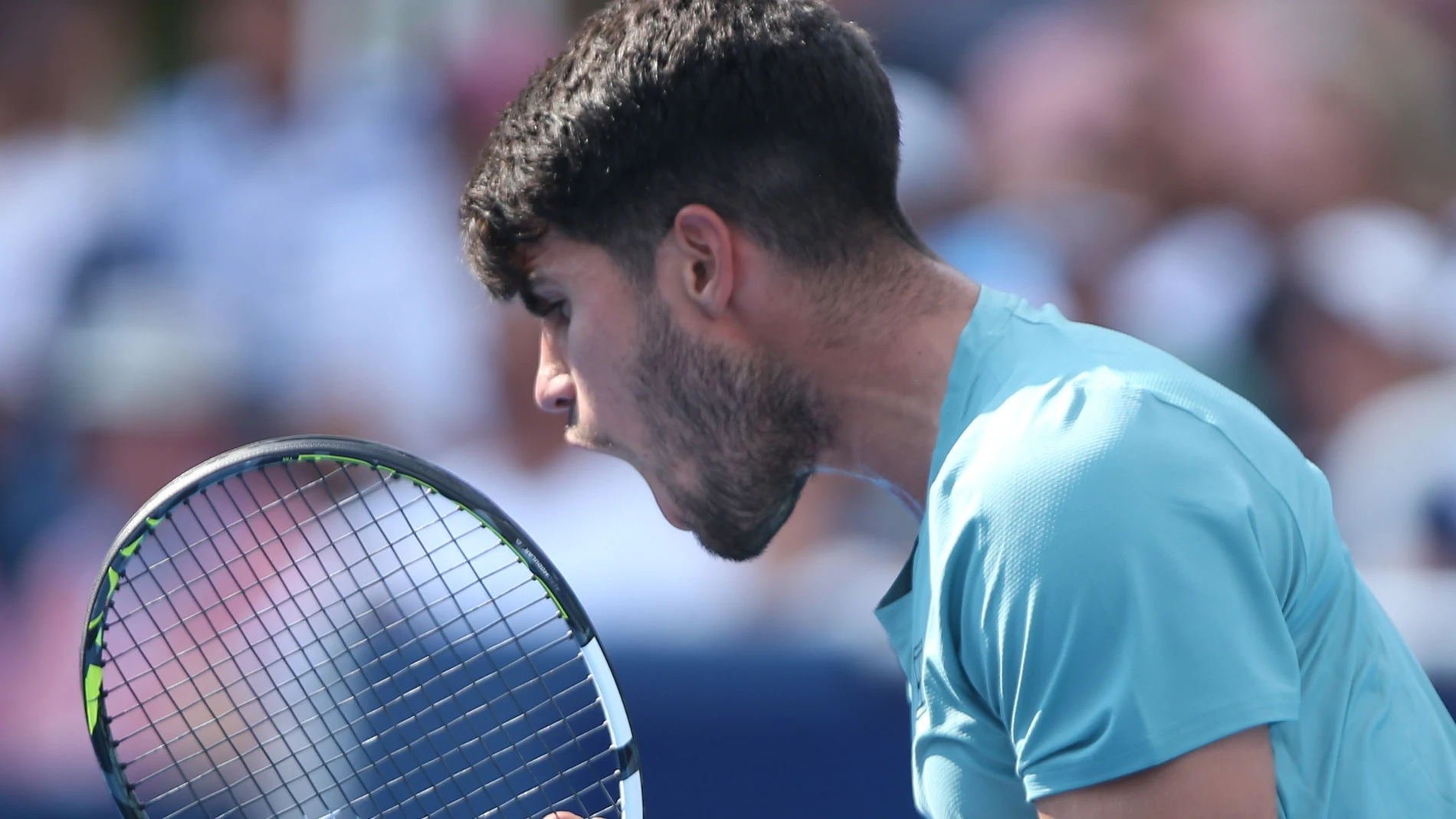MASON (United States), 15/08/2025.- Carlos Alcaraz of Spain in action against Andrey Rublev of Russia during their men's singles quarter-final match of the Cincinnati Open at the Lindner Family Tennis Center in Mason Ohio, USA, 15 August 2025. (Tenis, Rusia, España) EFE/EPA/MARK LYONS