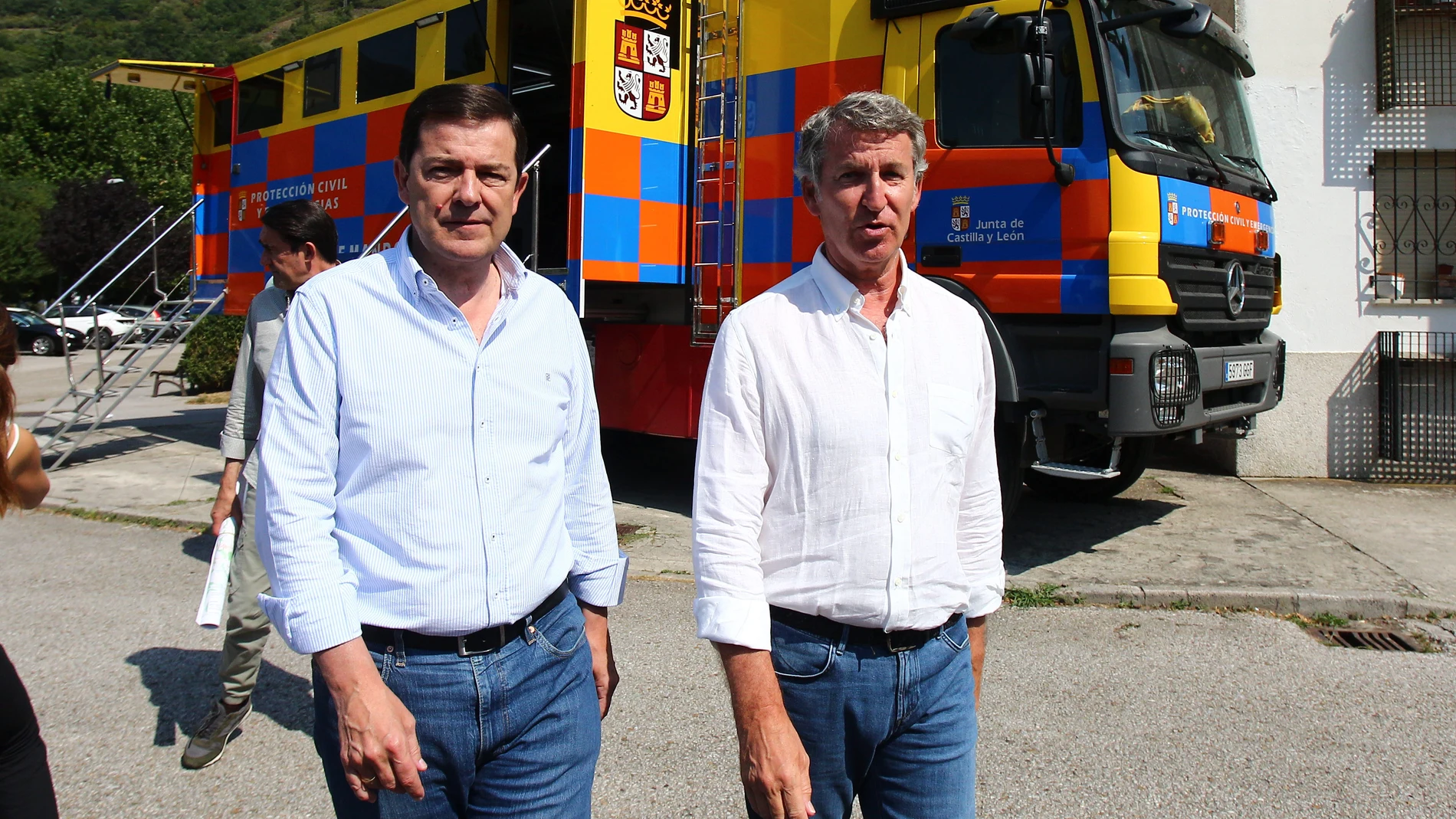Mañueco junto a Feijóo esta mañana en León