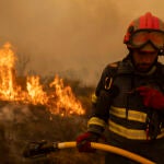 Un bombero intentando aplacar uno de los fuegos durante estos días. 