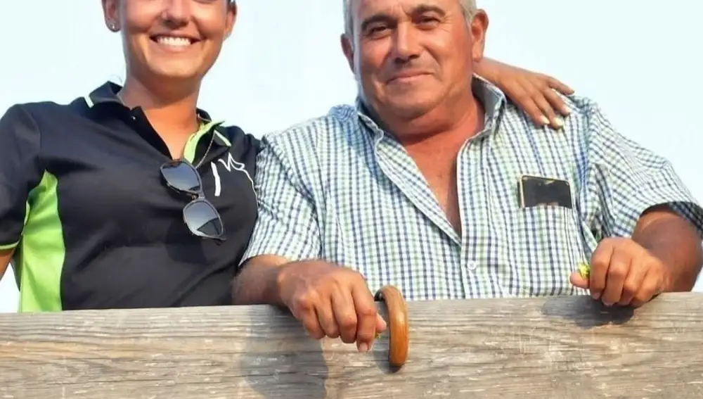 Laura Parejo junto con su padre, Miguel Parejo, cuyo nombre todavía tiene la ganadería