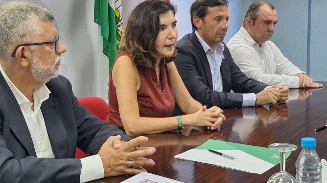 La consejera de Empleo, Empresa y Trabajo Autónomo, Rocío Blanco, presidiendo la firma del nuevo convenio del metal de la provincia de Cádiz