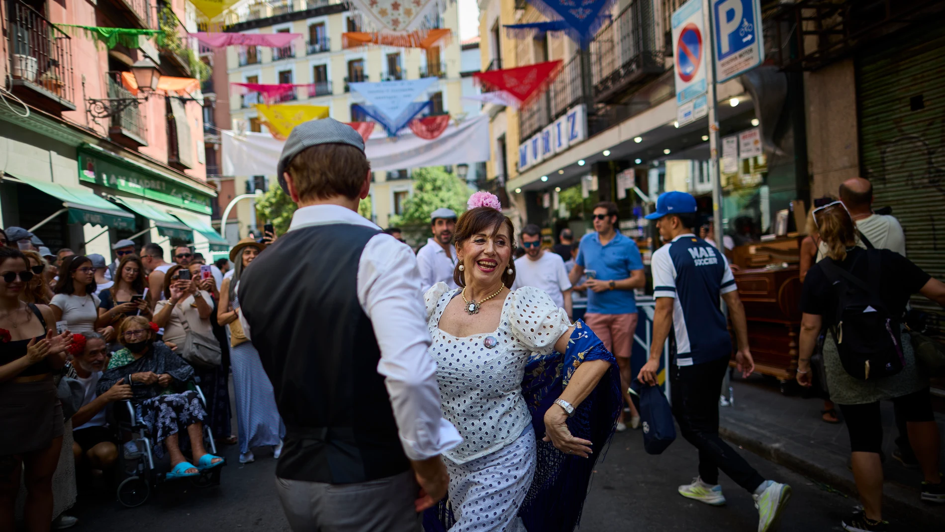Ambiente de chulapos en las fiestas de la Virgen de la Paloma. © Alberto R. Roldán / Diario La Razón. 15 08 2025