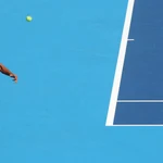 Alcaraz se dispone a devolver un saque de Rublev