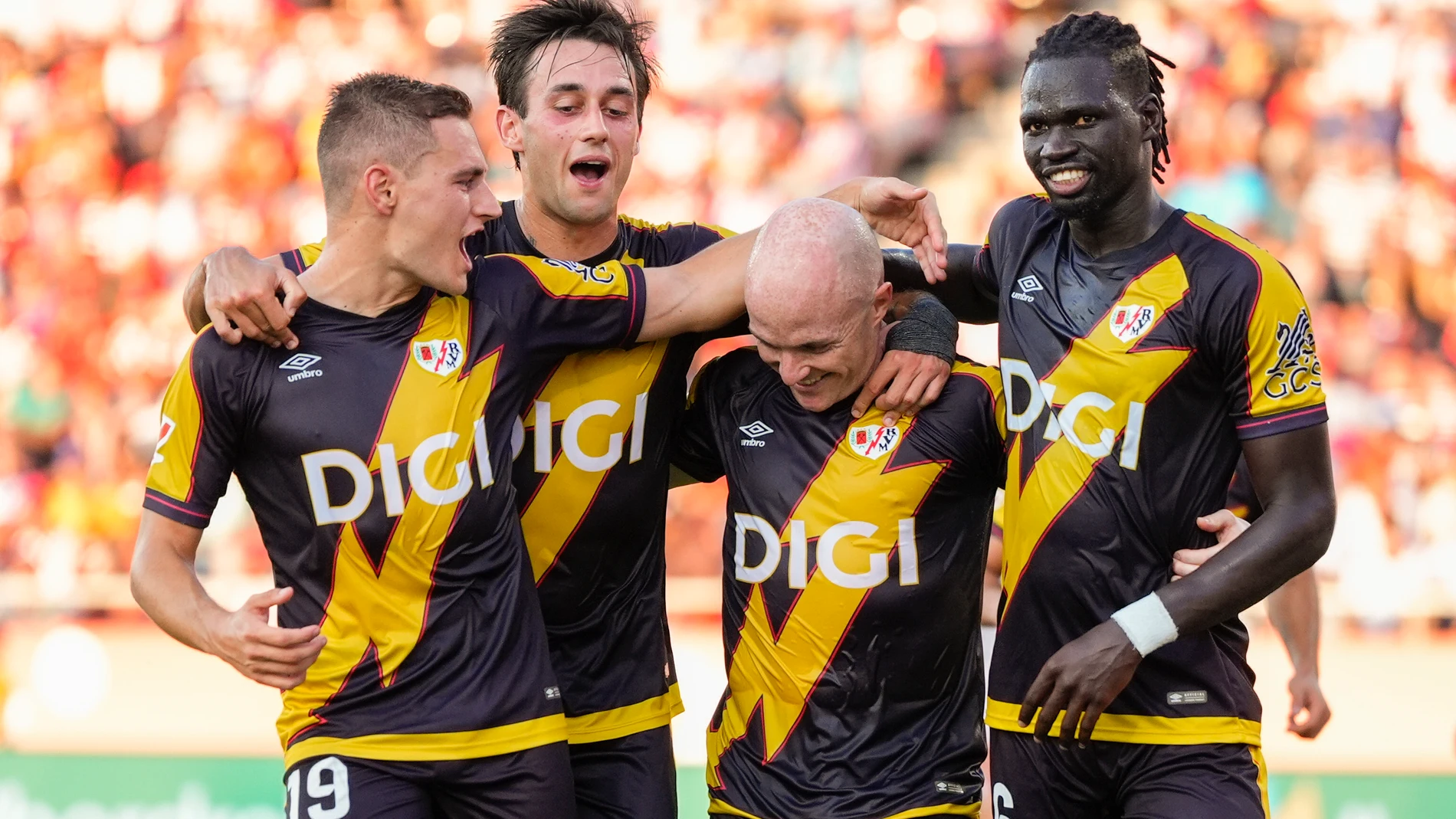 FOTODELDÍA - GIRONA, 15/08/2025.- El centrocampista del Rayo Isi Palazón (2d) celebra junto a sus compañeros tras anotar el tercer gol del equipo durante el partido de la primera jornada de LaLiga que Girona CF y Rayo Vallecano disputan este viernes en el estadio Municipal de Montilivi. EFE/Siu Wu