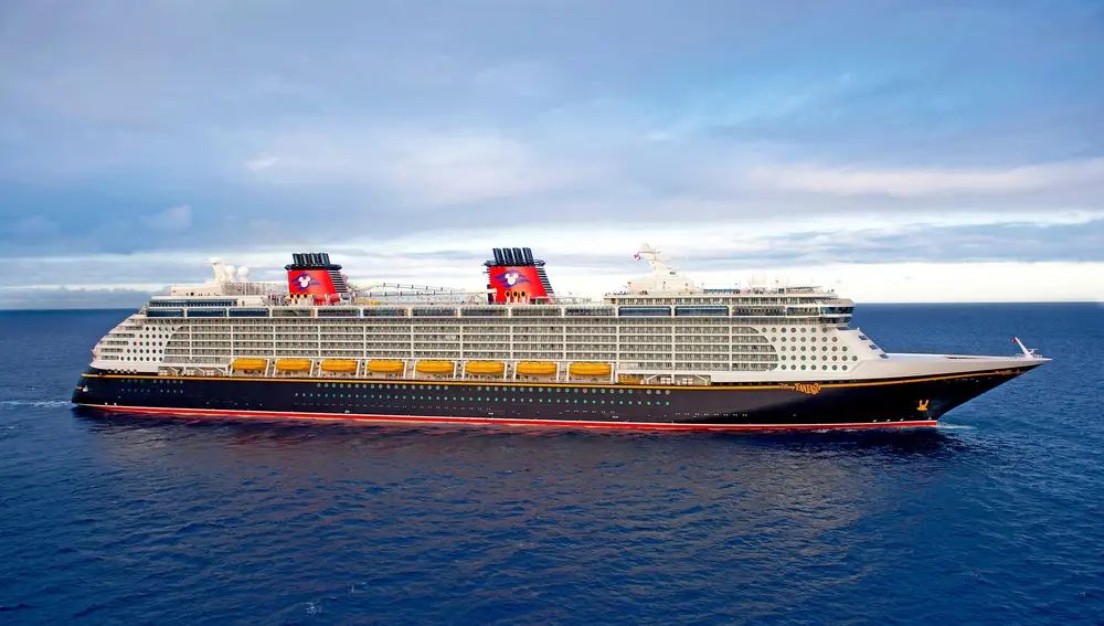 El crucero Disney Fantasy tiene capacidad para 4.000 personas y 1.500 tripulantes