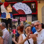 Ambiente de chulapos en las fiestas de la Virgen de la Paloma. © Alberto R. Roldán / Diario La Razón.