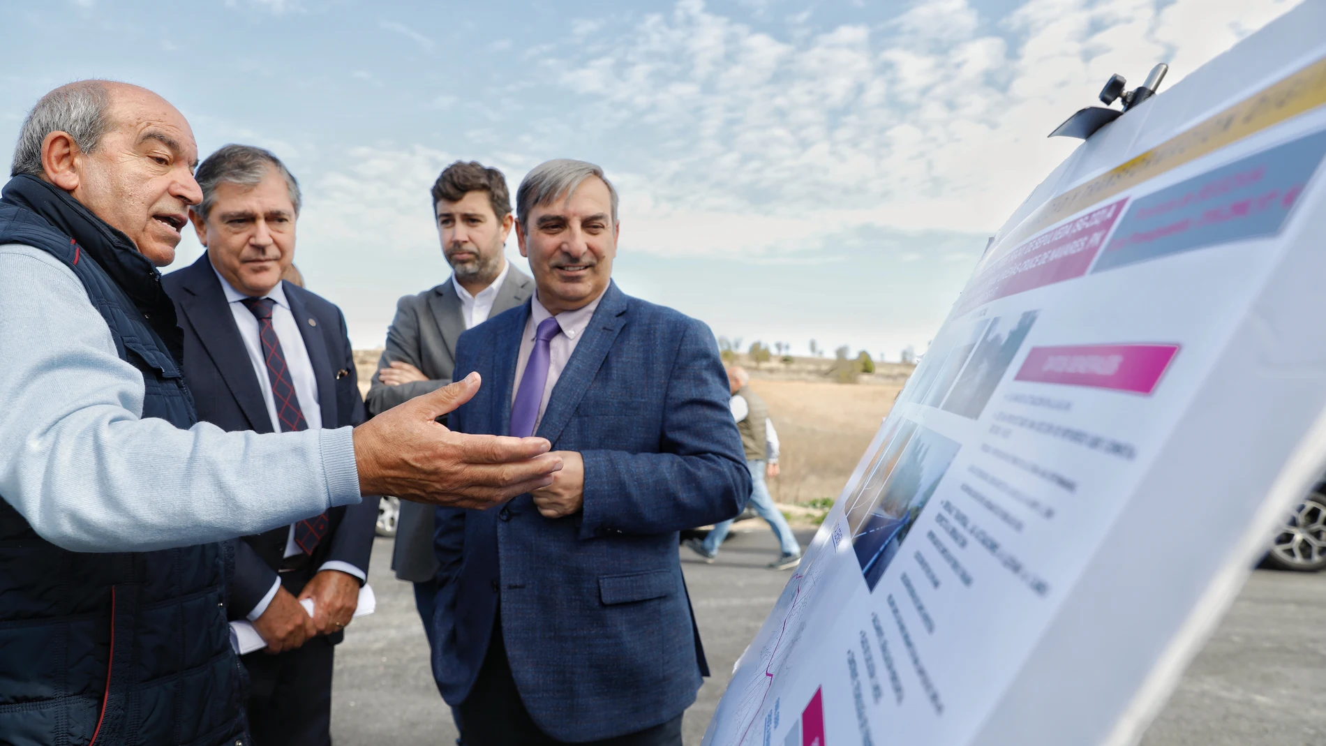 Sanz Merino durante una visita a las obras de una carretera en Castilla y León