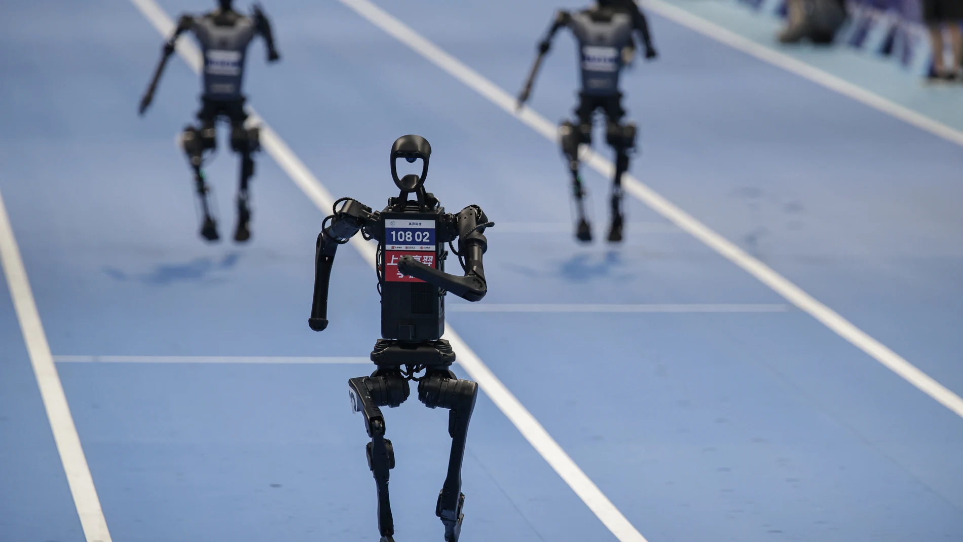 BEIJING (China), 16/08/2025.- Humanoid robots take part at a 100m race during the 2025 World Humanoid Robot Games in the National Speed Skating Oval in Beijing, China, 16 August 2025. The 2025 World Humanoid Robot Games is held from 15 to 17 August. (100 metros) EFE/EPA/ANDRES MARTINEZ CASARES