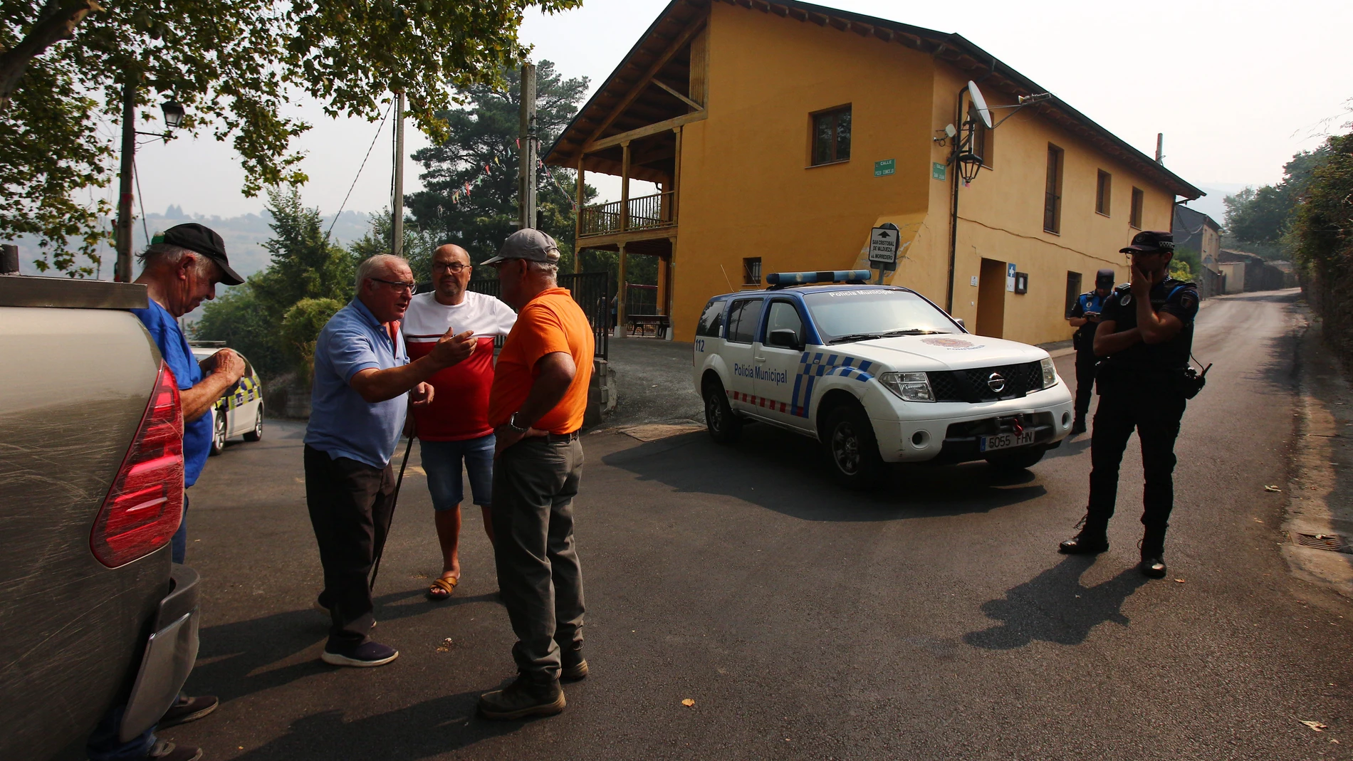 Vecinos desalojados por los incendios en la provincia de León
