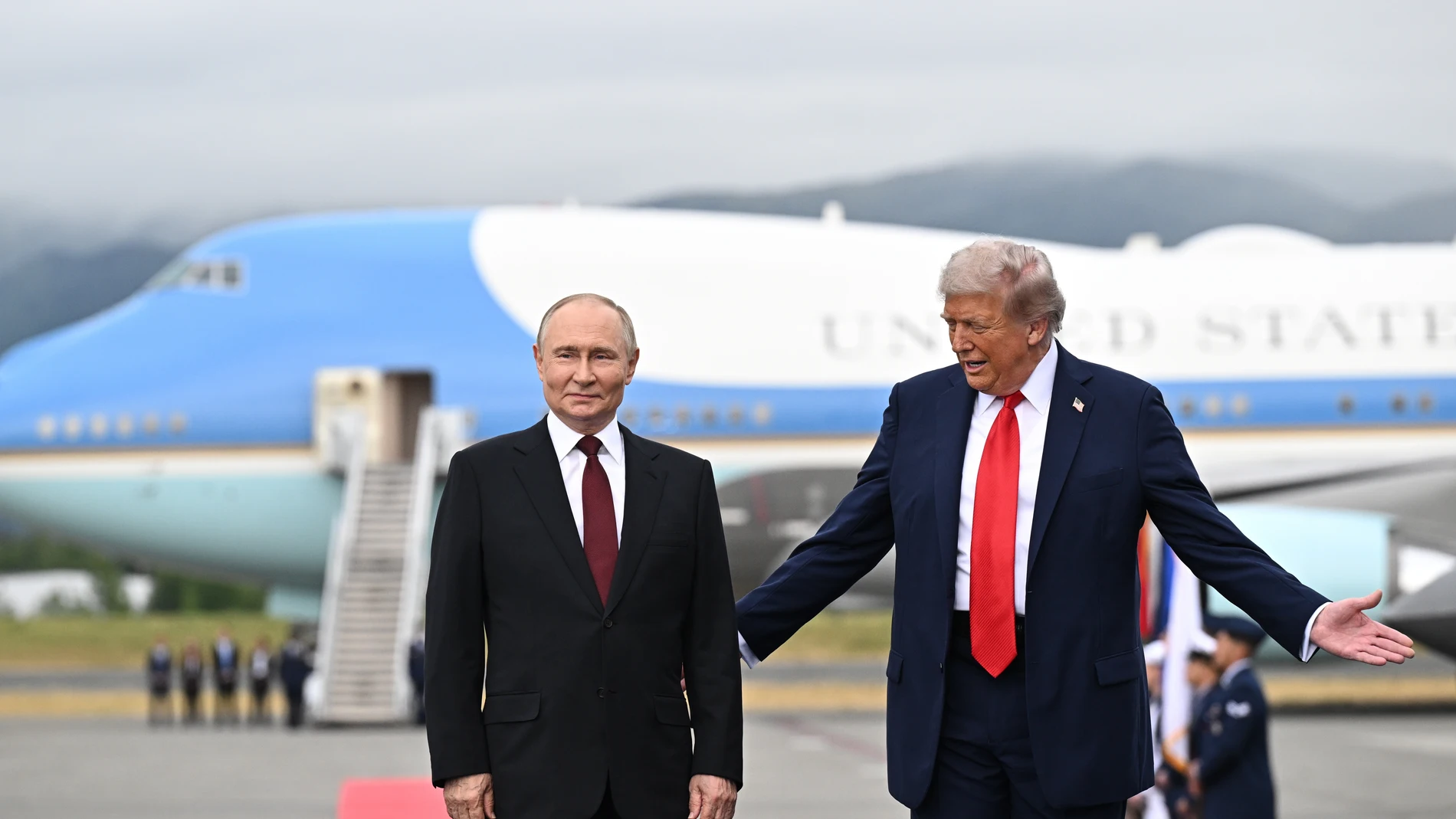 ANCHORAGE (United States), 15/08/2025.- US President Donald Trump (R) and Russian President Vladimir Putin pose on a podium on the tarmac after they arrived to attend a meeting at Joint Base Elmendorf-Richardson in Anchorage, Alaska, USA, 15 August 2025. (Rusia) EFE/EPA/SERGEY BOBYLEV/SPUTNIK/KREMLIN POOL / POOL MANDATORY CREDIT