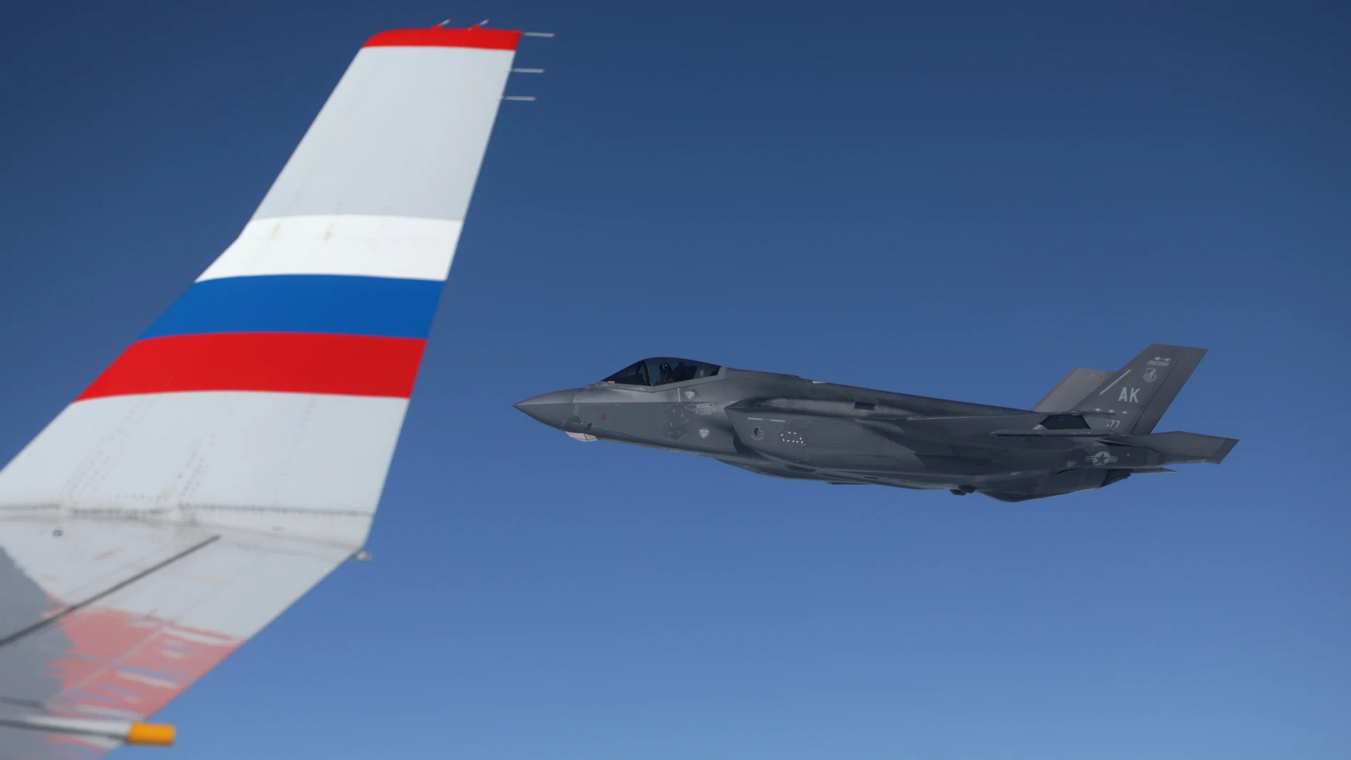 In air (United States), 16/08/2025.- A US F-35 fighter jet accompanies the Ilyushin Il-96-300 aircraft of the Rossiya Special Flight Squadron carrying Russian President Putin after take off from Elmendorf-Richardson Joint Base in Anchorage, Alaska, USA, 15 August 2025 (issued 16 August 2025), following a meeting with US President Trump. (Rusia) EFE/EPA/GAVRIIL GRIGOROV/SPUTNIK/KREMLIN / POOL MANDATORY CREDIT