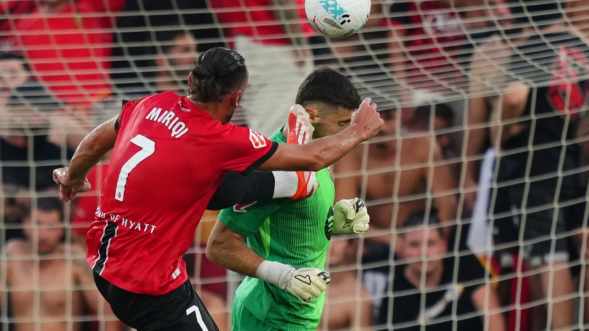 Mallorca's Vedat Muriqi hits Barcelona's goalkeeper Joan García, for which he was sent off, during the La Liga soccer match between Mallorca and Barcelona in Mallorca, Spain, Saturday, Aug. 16, 2025. (AP Photo/Joan Mateu Parra)