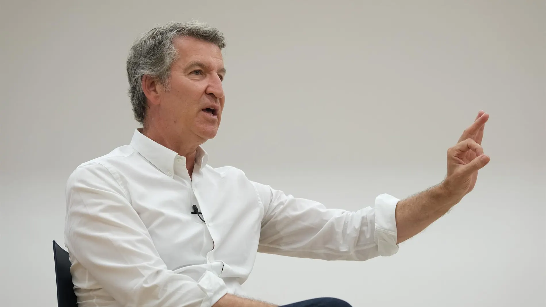 Feijóo considera que los políticos deben acreditar su título y someterá esta propuesta a debate dentro de su partido