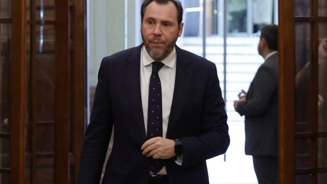 El ministro de Transporte y Movilidad Sostenible, Óscar Puente a su llegada al pleno del Congreso