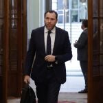El ministro de Transporte y Movilidad Sostenible, Óscar Puente a su llegada al pleno del Congreso