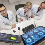 El investigador Eduardo Salinas y los doctores María Cruz Rodríguez Oroz y Miguel Germán Borda