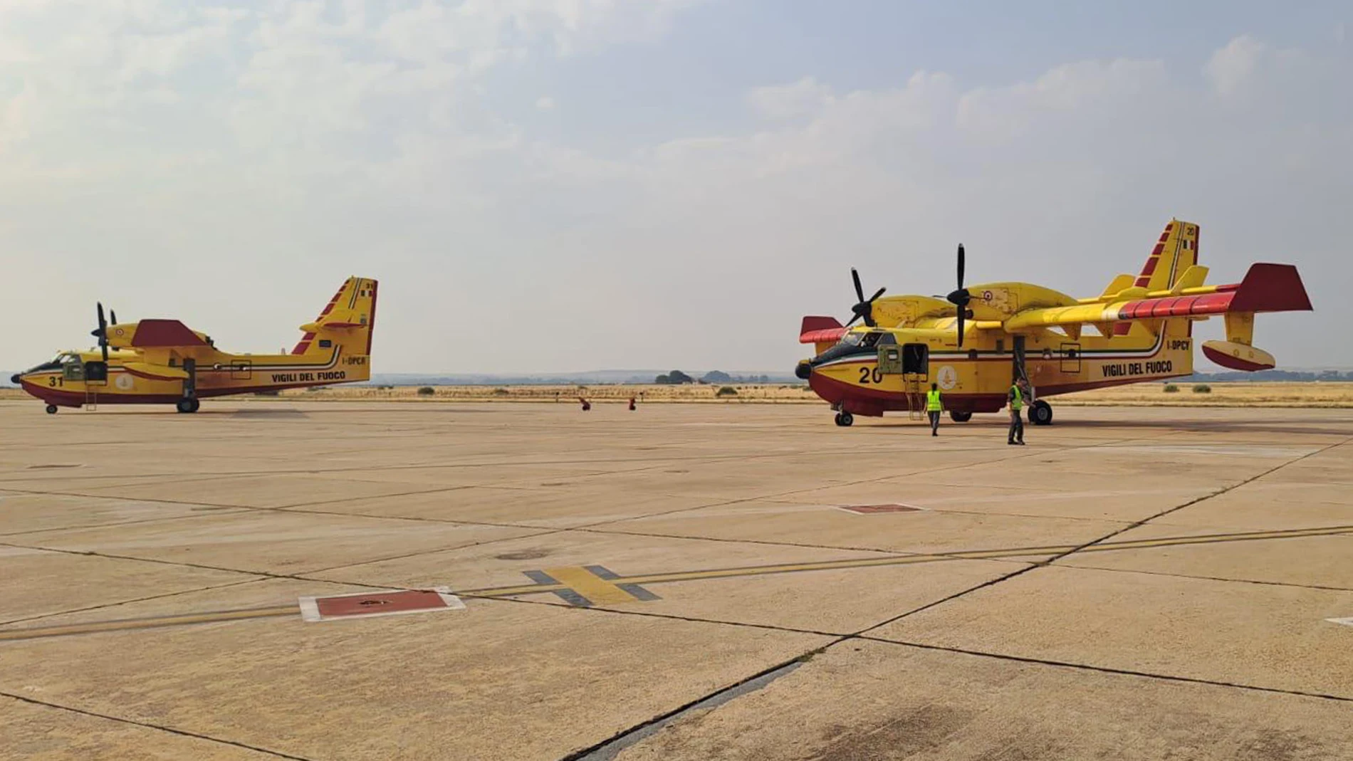 Los dos aviones-cisterna del Mecanismo Europeo de Protección Civil aterrizan en Matacán