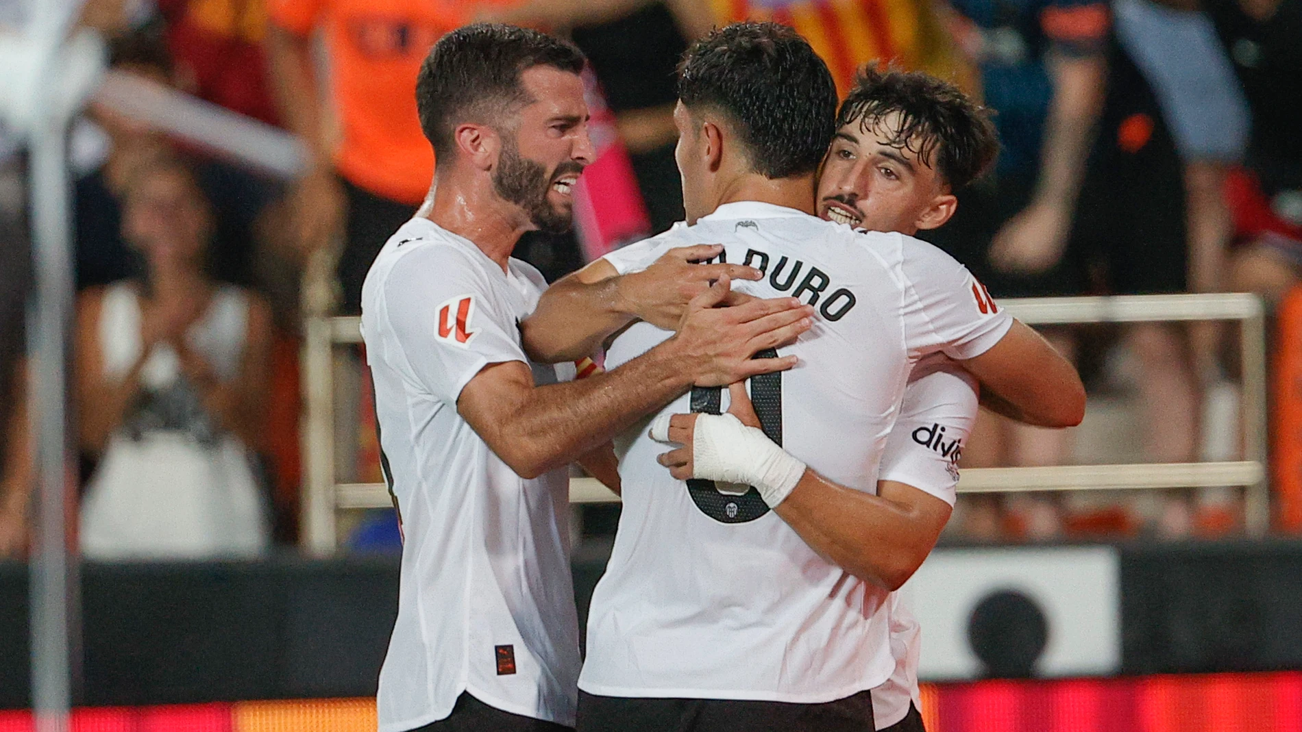 VALENCIA, 16/08/2025.- El centrocampista del Valencia Diego López (d) celebra su gol durante el partido de la primera jornada de LaLiga entre Valencia CF y Real Sociedad, este sábado en el estadio de Mestalla, en Valencia. EFE/ Manuel Bruque