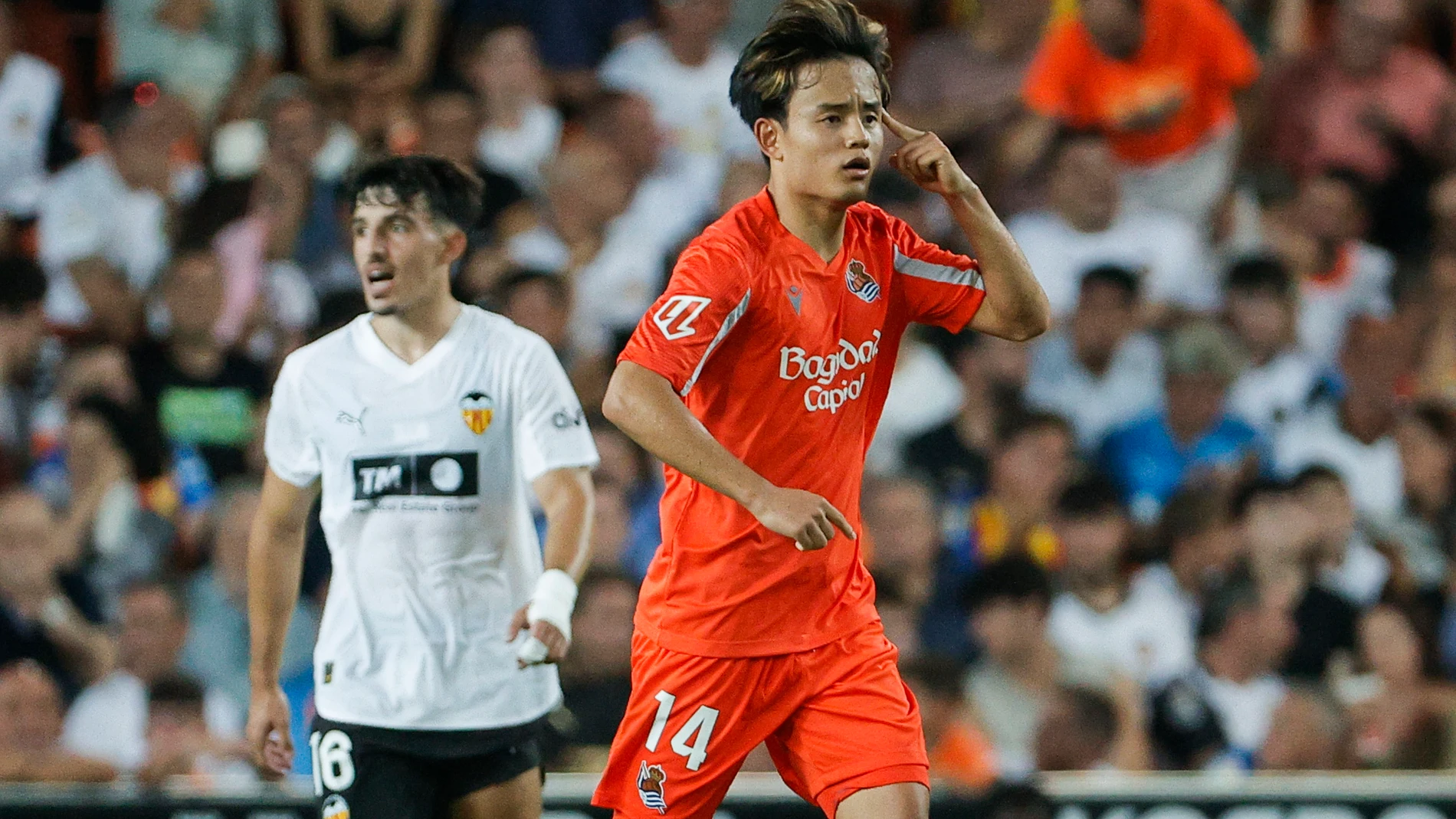 VALENCIA, 16/08/2025.- El centrocampista de la Real Sociedad Take Kubo celebra tras anotar el gol del empate, durante el partido de la primera jornada de LaLiga entre Valencia CF y Real Sociedad, este sábado en el estadio de Mestalla, en Valencia. EFE/ Manuel Bruque
