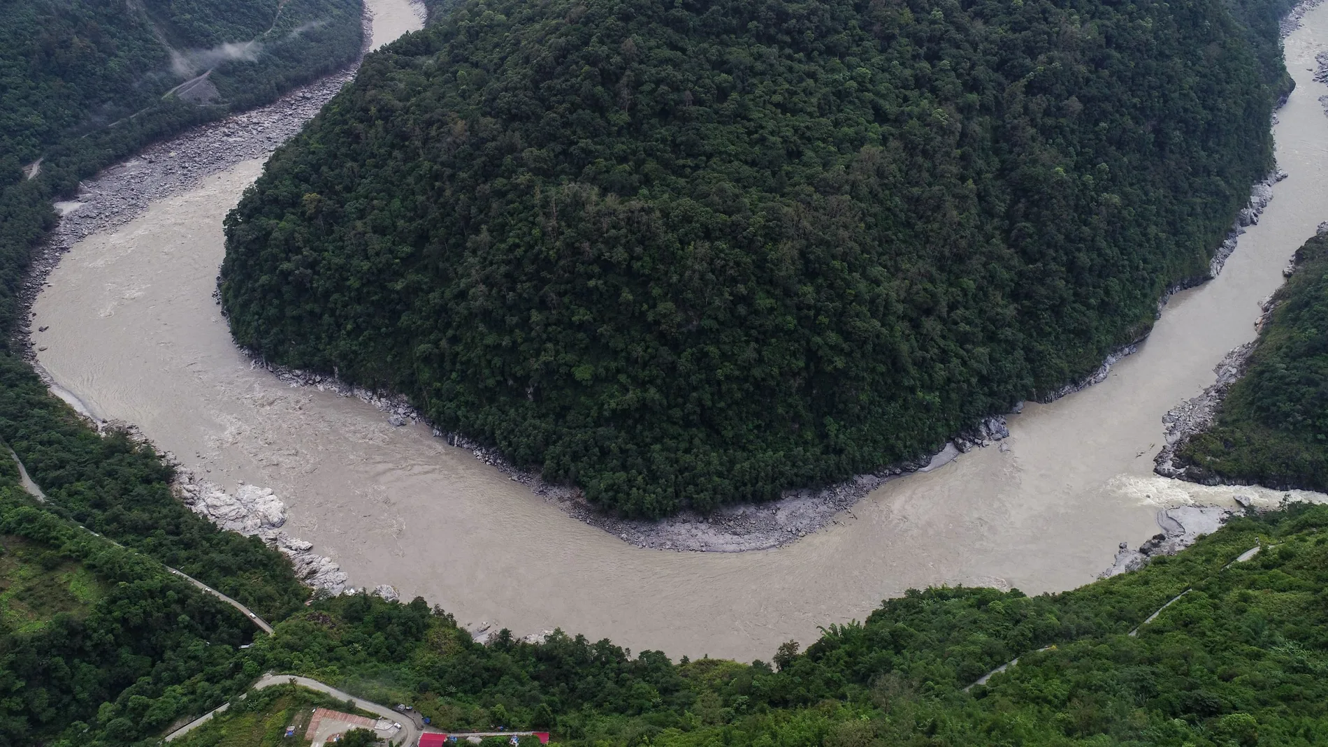 Aerial photo taken on Oct. 20, 2018 shows the Medog section of the Yarlung Tsangpo River after an overflow in Nyingchi, southwest China's Tibet Autonomous Region. According to local authority, water levels of the landslide-caused barrier lake on the Yarlung Tsangpo River dropped 56 meters while the risks of flood reduced.