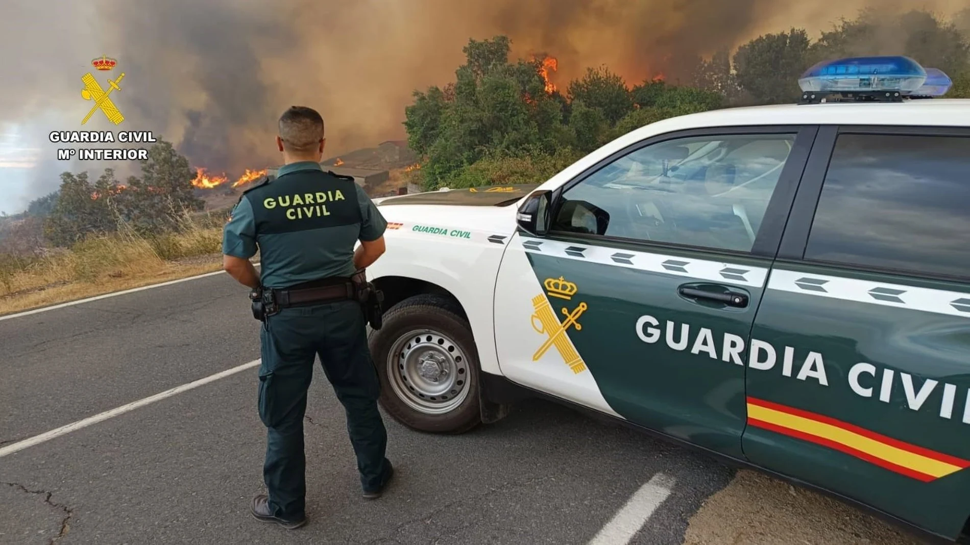 Evacuadas 120 personas del refugio de montaña de Collado Hermoso (León) por el incendio de Barniedo