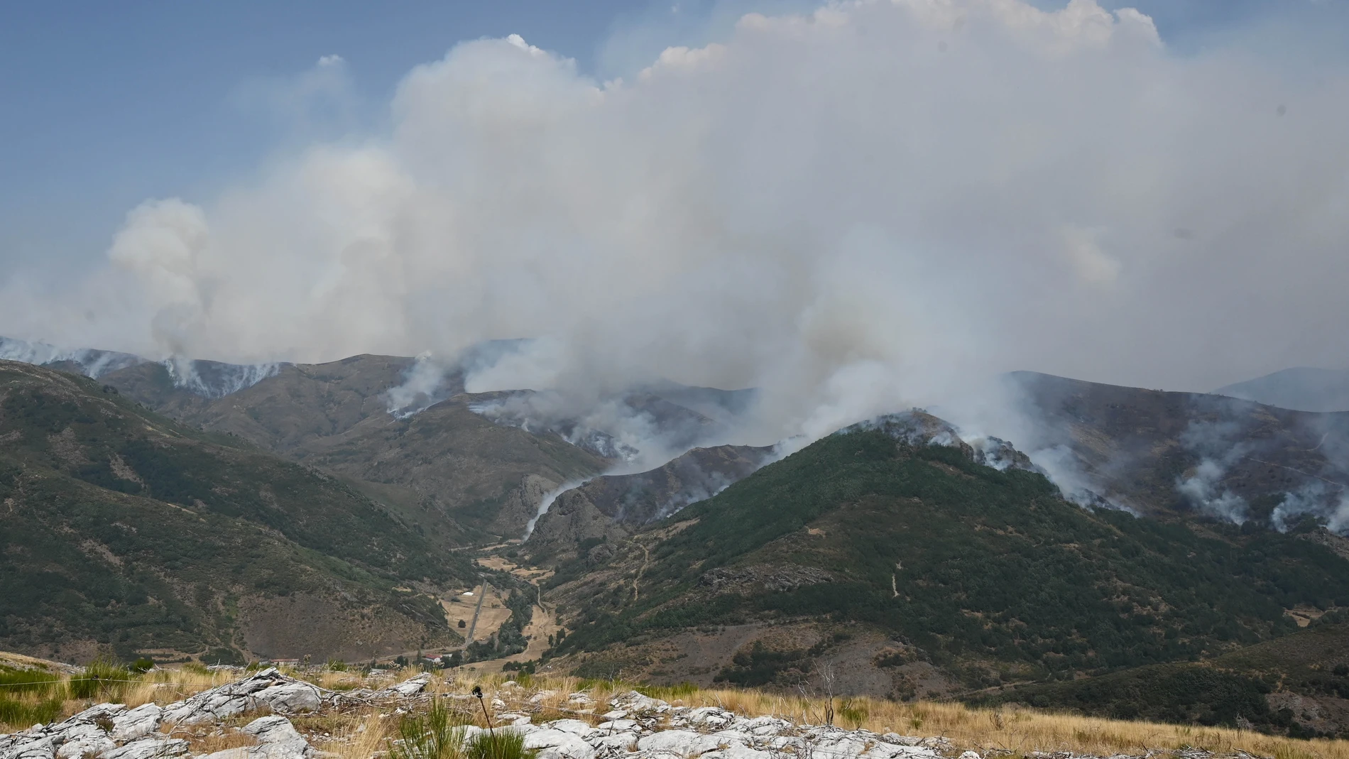 BARNIEDO (LEÓN), 16/08/2025.- Vista del incendio de Barniedo (León), que afecta a los Picos de Europa. Por primera vez en España, tres comunidades autónomas -Castilla y León, Asturias y Cantabria- han utilizado de forma coordinada el sistema de comunicación masiva de una emergencia a través de los teléfonos móviles Es-Alert para pedir a los ciudadanos cercanos a los Picos de Europa que abandonen cualquier actividad en la montaña. EFE/J.Casares