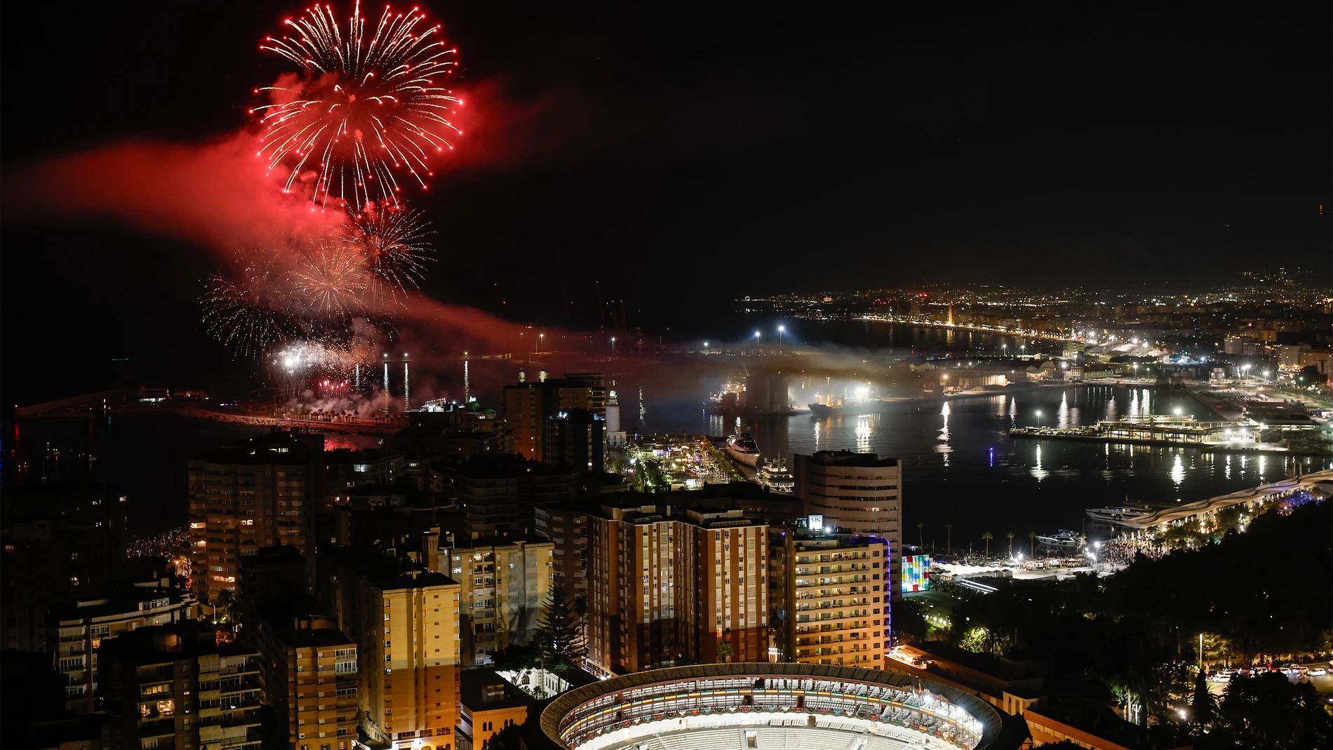 FOTODELDÍA AME537. MÁLAGA (ESPAÑA), 15/08/2025.- Fotografía de fuegos artificiales durante la inauguración de la Feria de Málaga este viernes, en Málaga (España). EFE/ Jorge Zapata