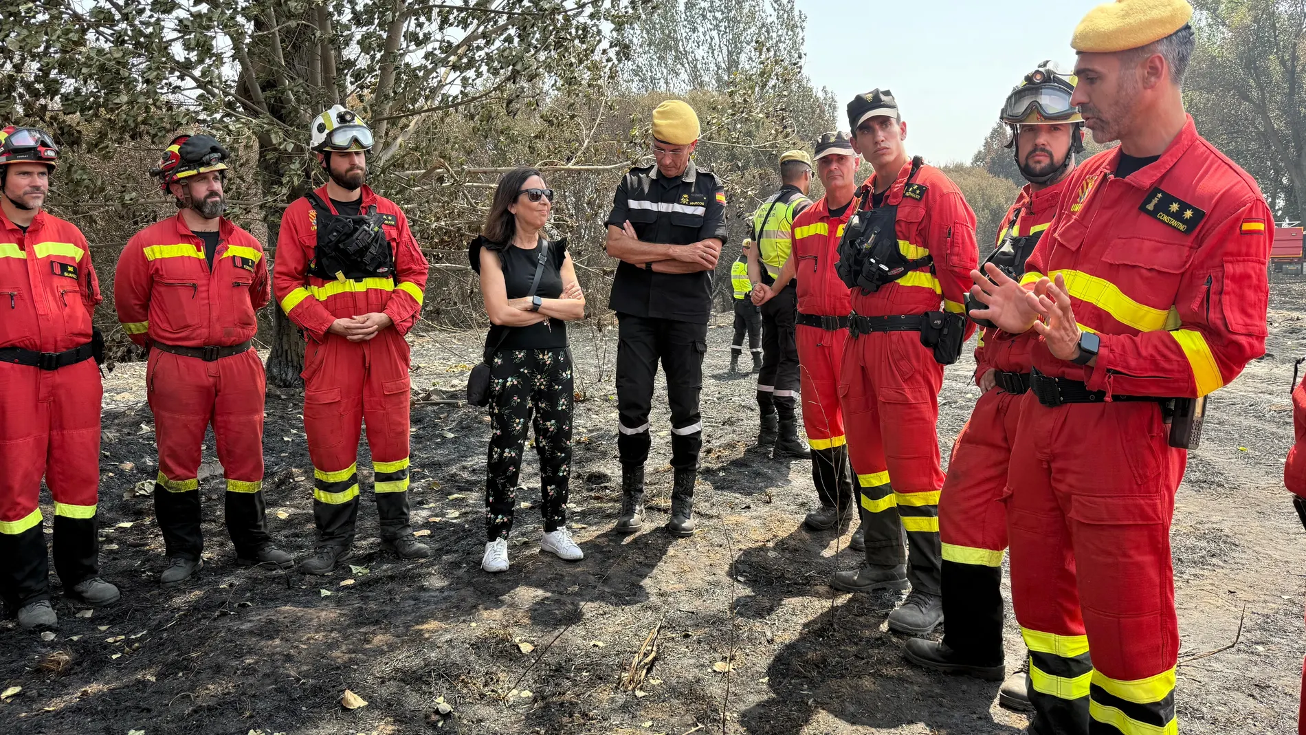 La ministra de Defensa visita a los miembros de la Unidad Militar de Emergencias desplegados en Ayoó de Vidriales (Zamora)