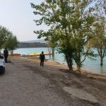 Agentes de la Guardia Civil en el pantano de Alloz, donde se ha producido el ahogamiento.