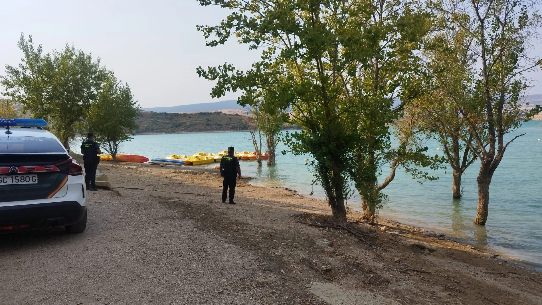 Agentes de la Guardia Civil en el pantano de Alloz, donde se ha producido el ahogamiento. REMITIDA / HANDOUT por Guardia Civil Fotografía remitida a medios de comunicación exclusivamente para ilustrar la noticia a la que hace referencia la imagen, y citando la procedencia de la imagen en la firma 16/08/2025