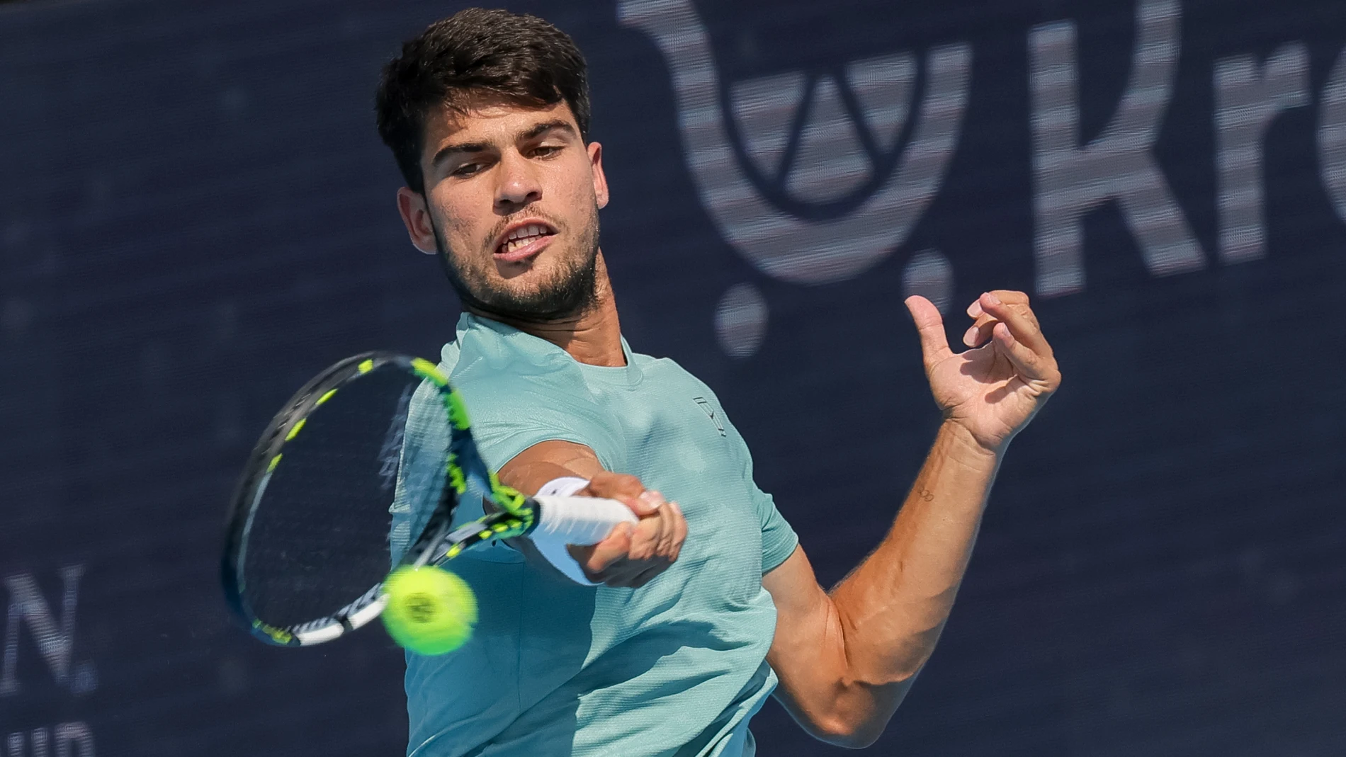 Alcaraz golpea de derecha en su partido de cuartos de final ante Rublev