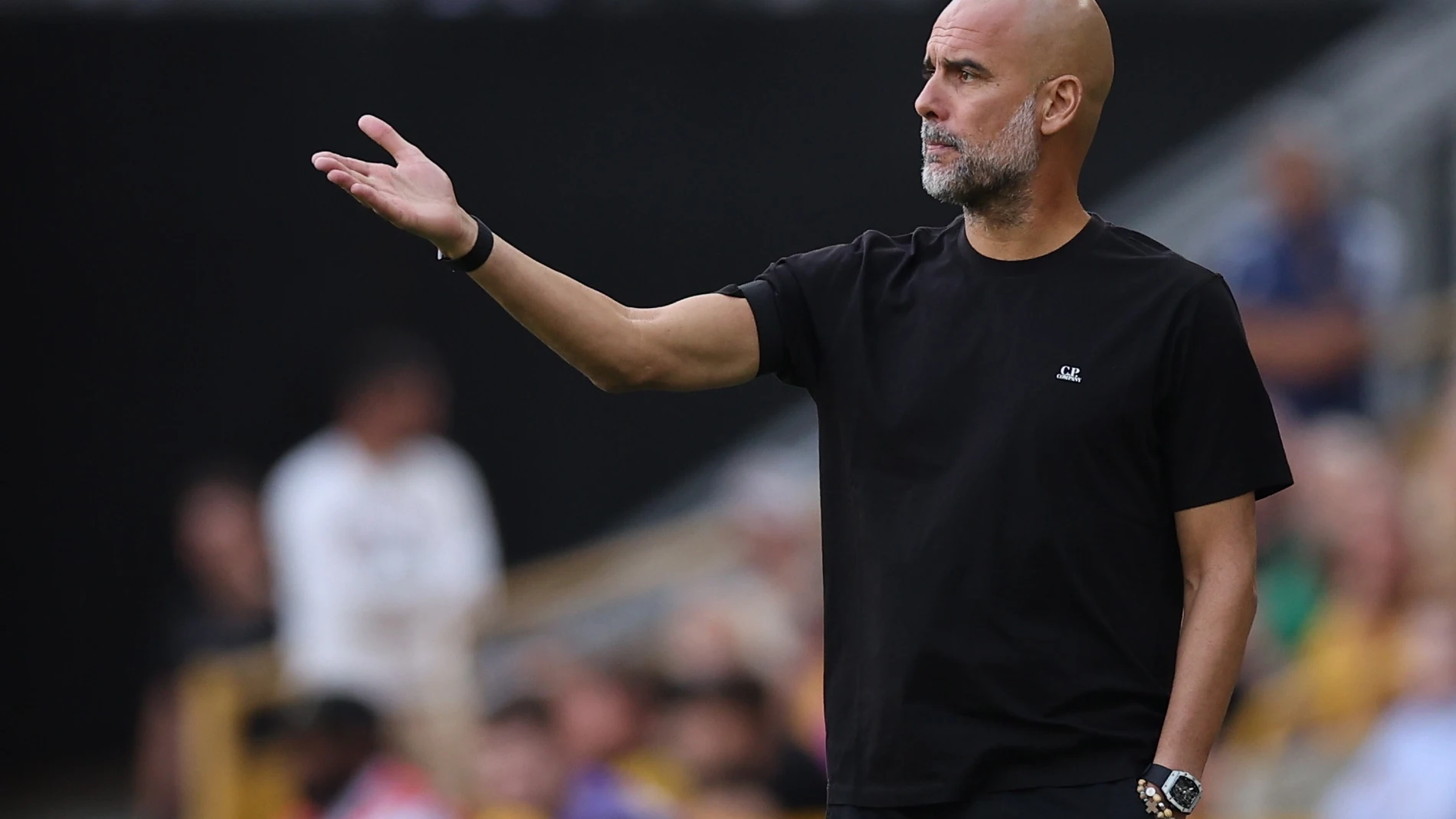 WOLVERHAMPTON (United Kingdom), 16/08/2025.- Manchester City manager Pep Guardiola gestues during the English Premier League match between Wolverhampton Wolves and Manchester City, in Wolverhampton, Britain, 16 August 2025. (Reino Unido) EFE/EPA/ADAM VAUGHAN EDITORIAL USE ONLY. No use with unauthorized audio, video, data, fixture lists, club/league logos, 'live' services or NFTs. Online in-match use limited to 120 images, no video emulation. No use in betting, games or single club/league/play...