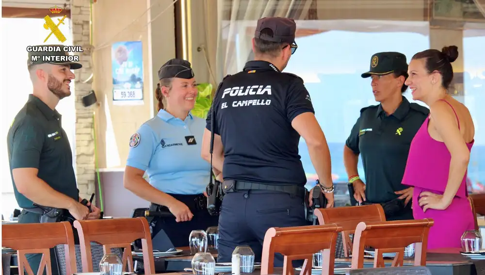 Una policía extranjera patrullando con la Policía Local y la Guardia Civil