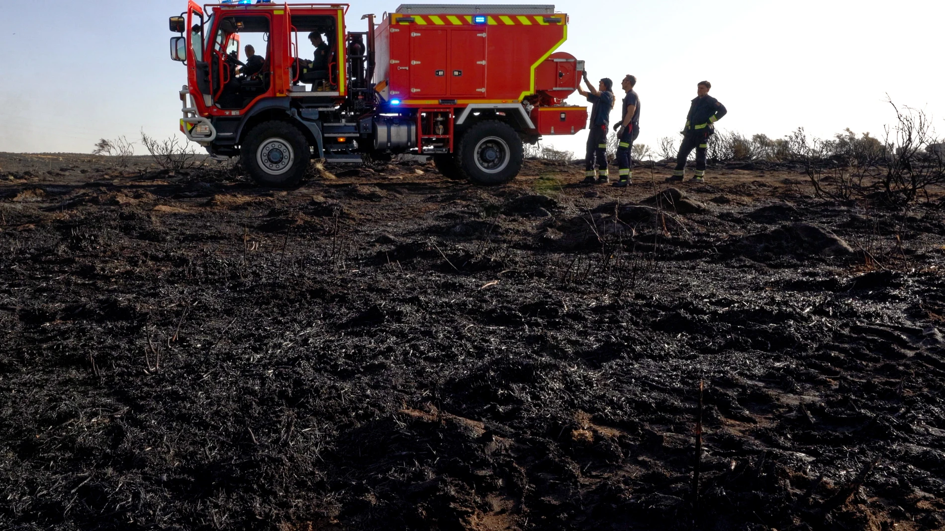 ÁVILA, 16/08/2025.- Zona quemada en las proximidades de Urraca-Miguel, barrio anexionado de Ávila. El incendio declarado este viernes en el término municipal abulense de El Herradón de Pinares y que posteriormente se extendió hacia Ávila ha mantenido su perímetro de 30 kilómetros con una superficie quemada de 3.000 hectáreas y ya no tiene frente de llama. EFE/ Raúl Sanchidrián