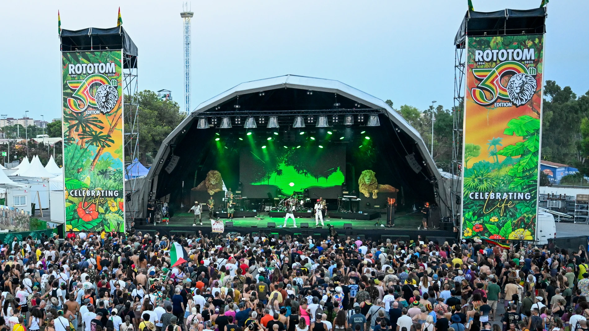 BENICÀSSIM (CASTELLÓN), 16/08/2025.- Vista general este sábado, de un concierto del festival internacional de música reggae Rototom Sunsplash que se celebra en Benicàssim (Castellón). La trigésima edición del festival internacional de música reggae Rototom Sunsplash comienza en Benicàssim sus ocho días de música, convivencia, ambiente familiar y debate, con una previsión de asistencia de 200.000 personas y un programa con 200 conciertos, actividades formativas y espacios de reflexión -polític...