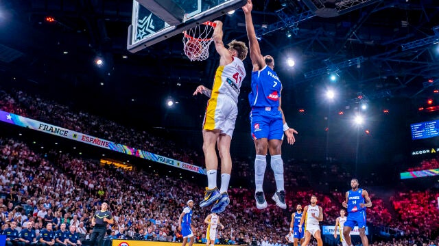 Juancho Hernangómez anota con un mate ante Yabusele