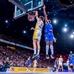 Juancho Hernangómez anota con un mate ante Yabusele