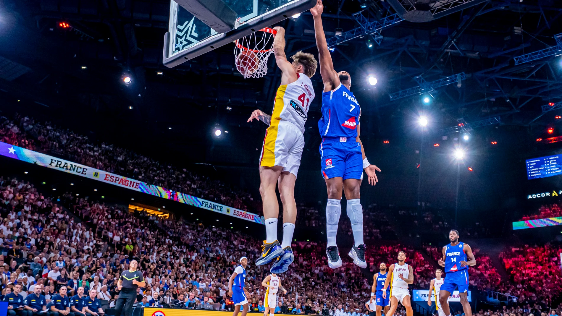 Juancho Hernangómez anota con un mate ante Yabusele