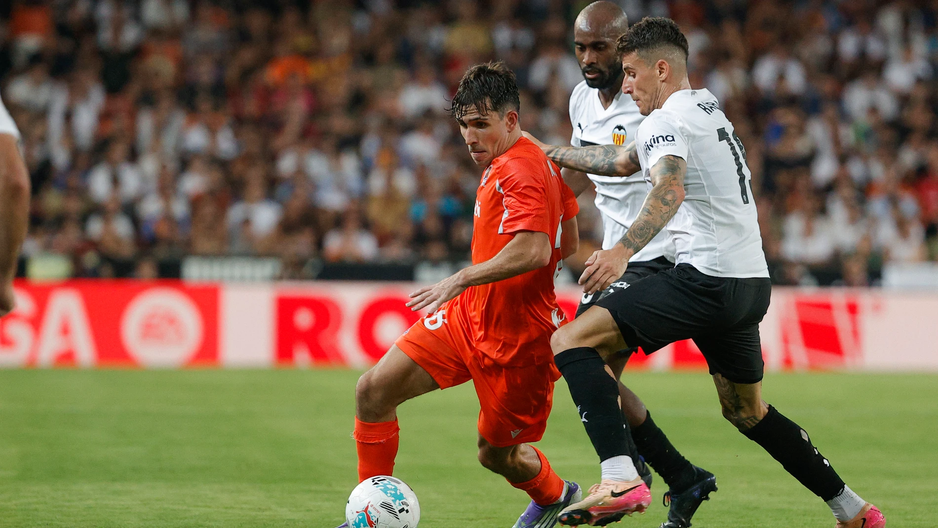 VALENCIA, 16/08/2025.- El delantero del Valencia Dani Raba (d) pelea un balón ante el centrocampista de la Real Sociedad Pablo Marín (i) durante el partido de la primera jornada de LaLiga entre Valencia CF y Real Sociedad, este sábado, en el estadio de Mestalla, en Valencia. EFE/ Manuel Bruque