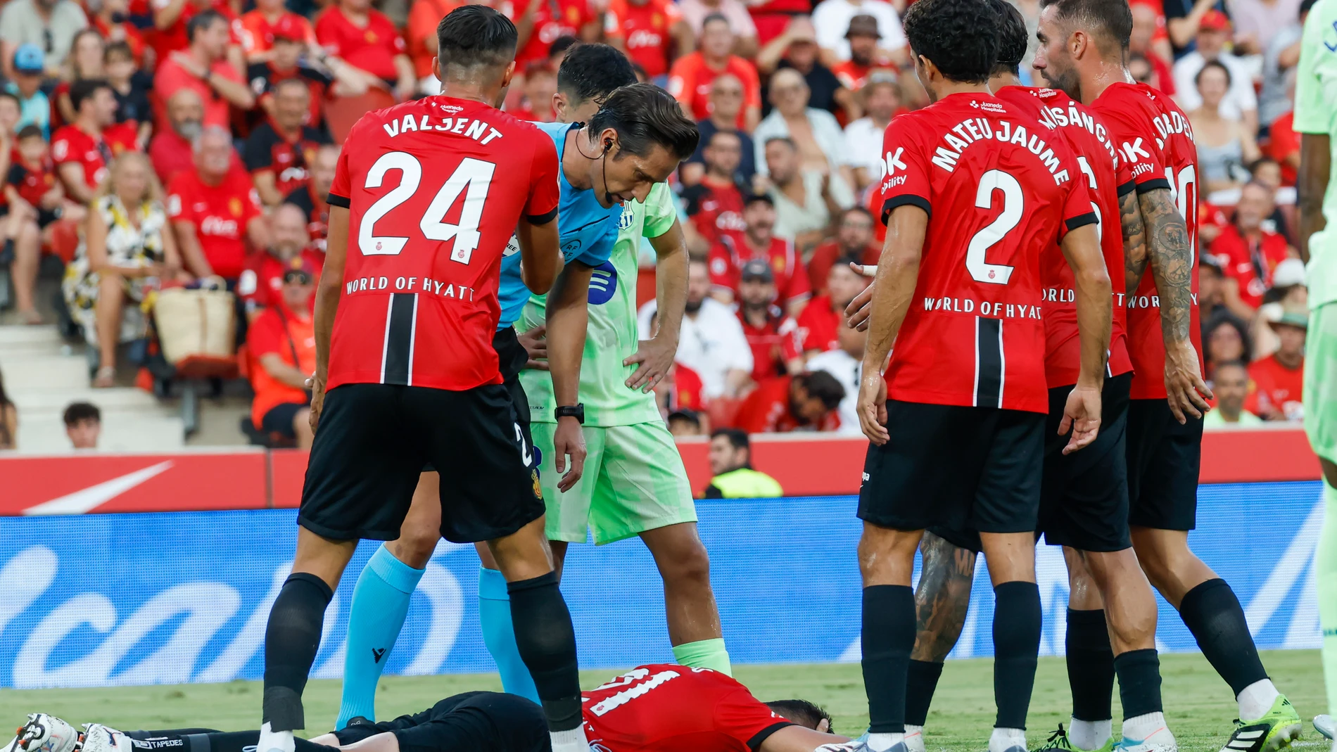 PALMA DE MALLORCA (BALEARES), 16/08/2025.- El defensa del Mallorca Antonio Raíllo tendido en el suelo (durante el gol que marca Ferrán Torres) en el partido de la primera jornada de LaLiga que RCD Mallorca y FC Barcelona disputan hoy sábado en el estadio de Son Moix. EFE/ Cati Cladera