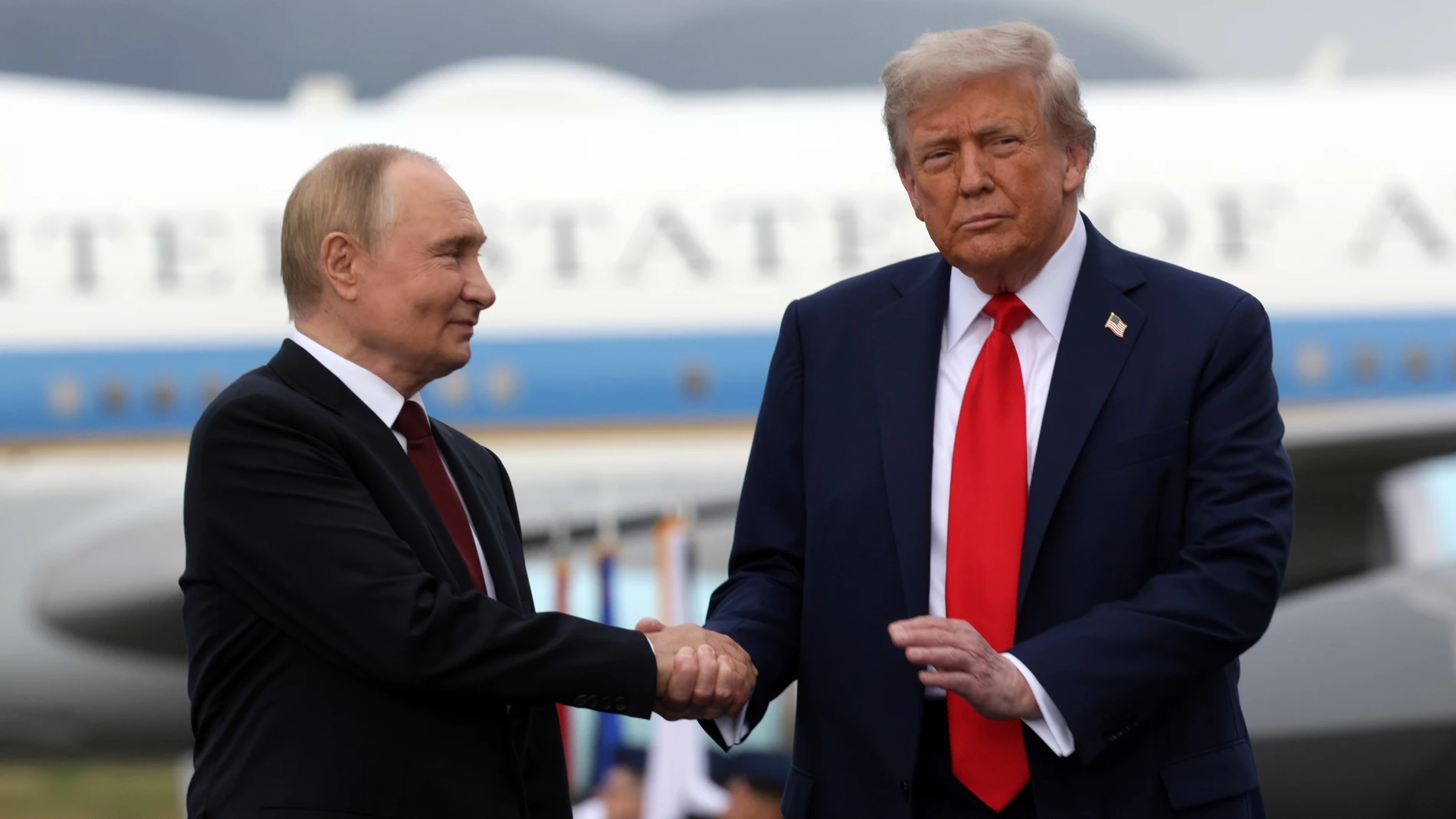 ANCHORAGE (United States), 16/08/2025.- US President Donald Trump (R) and Russian President Vladimir Putin pose on the podium on the tarmac after they arrived to attend a meeting at Joint Base Elmendorf-Richardson in Anchorage, Alaska, USA, 15 August 2025. (Rusia) EFE/EPA/GAVRIIL GRIGOROV/SPUTNIK/KREMLIN POOL / POOL MANDATORY CREDIT