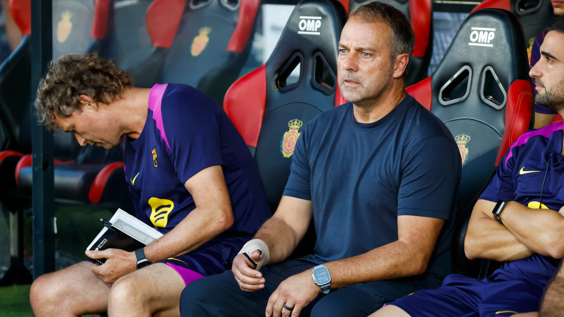 PALMA DE MALLORCA, 16/08/2025.- El entrenador del Barcelona, Hansi Flick, este sábado, durante la primera jornada de LaLiga EA Sports, entre el RCD Mallorca y el FC Barcelona, en el estadio de Son Moix de Palma de Mallorca. EFE/ Cati Cladera