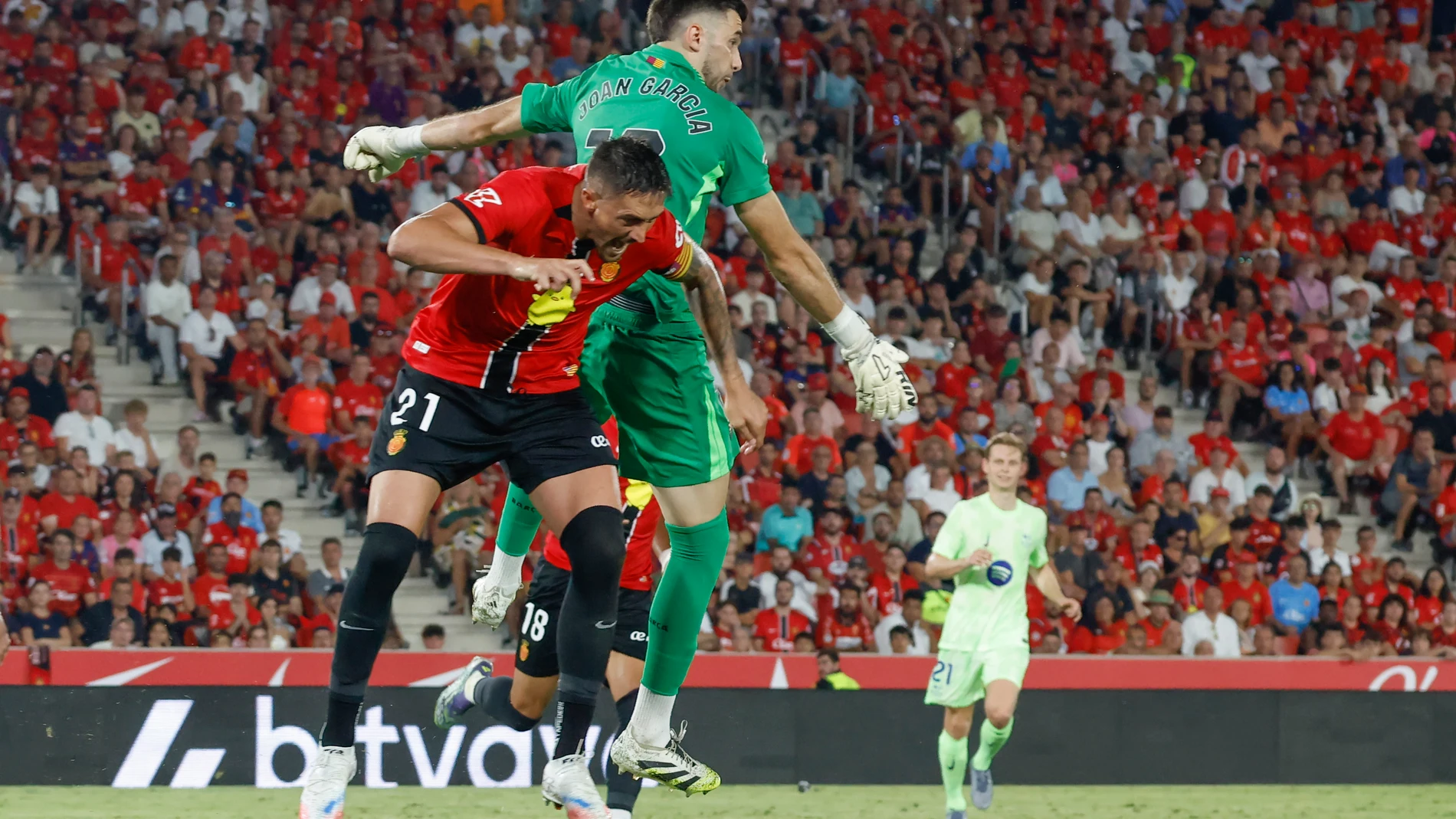 PALMA DE MALLORCA, 16/08/2025.- El guardameta del FC Barcelona Joan García (d) disputa un balón con el defensa del Mallorca Antonio Raíllo (i) durante el partido de la primera jornada de LaLiga que RCD Mallorca y FC Barcelona disputan este sábado en el estadio de Son Moix, en Palma de Mallorca. EFE/ Cati Cladera